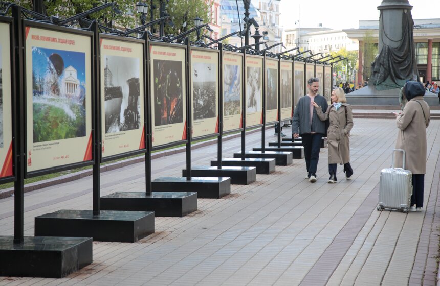 На Чистопрудном бульваре открылась фотовыставка к 80-летию Победы 3 фото
