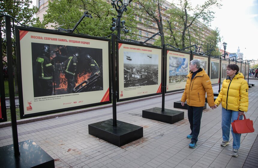 На Чистопрудном бульваре открылась фотовыставка к 80-летию Победы 11 фото