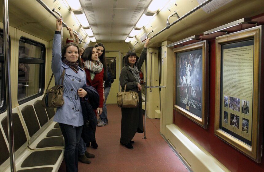 В столичном метро запустили обновленный поезд "Акварель" 17 фото