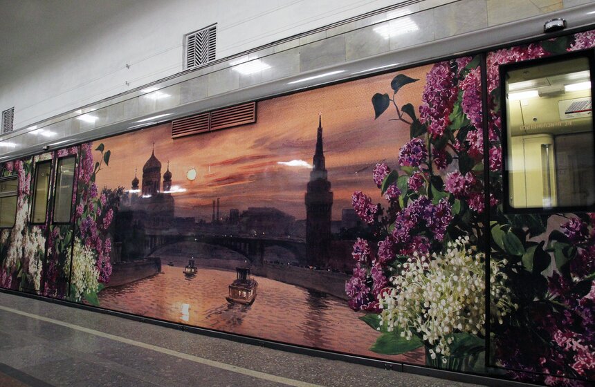 В столичном метро запустили обновленный поезд "Акварель" 13 фото