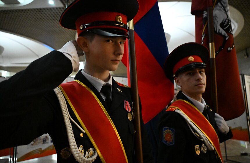 Выставка "Мозаика Победы" открылась в столичной подземке 7 фото