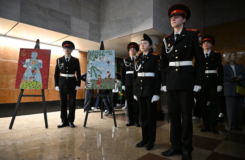 Выставка "Мозаика Победы" открылась в столичной подземке 9 фото