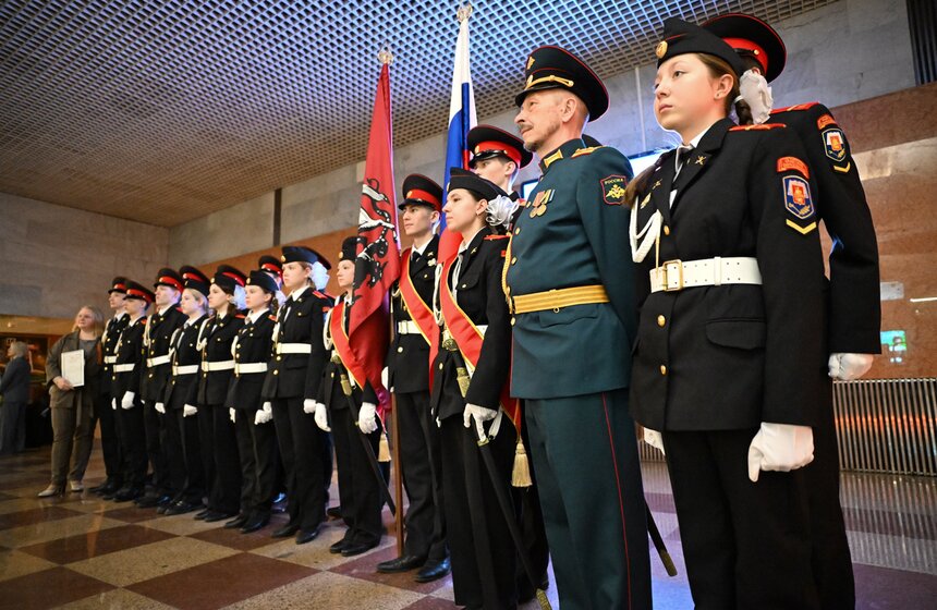 Выставка "Мозаика Победы" открылась в столичной подземке 18 фото