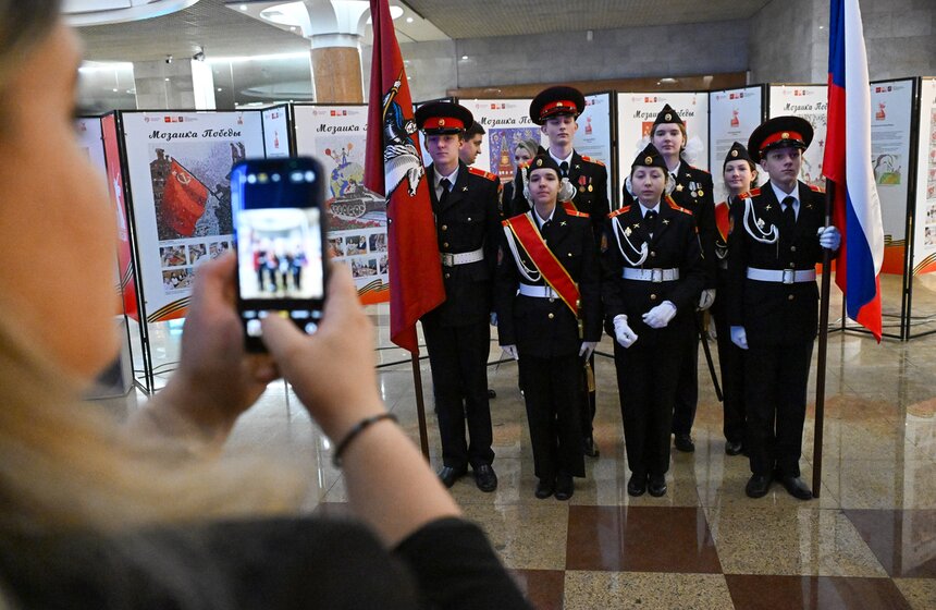 Выставка "Мозаика Победы" открылась в столичной подземке 6 фото