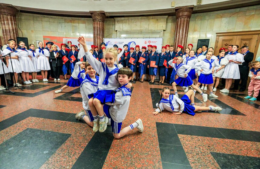 Акция "Синий платочек Победы" прошла в московском метро 22 фото