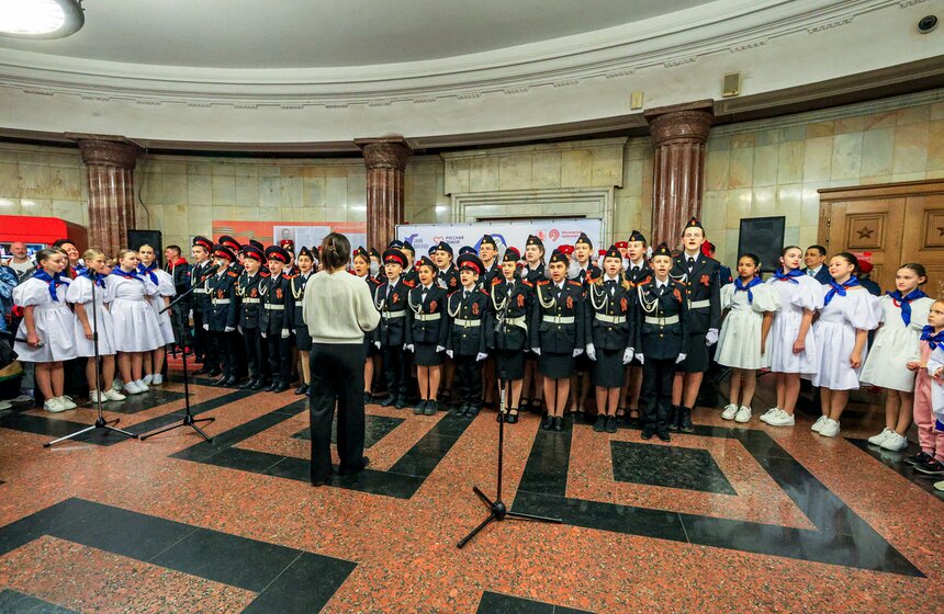 Акция "Синий платочек Победы" прошла в московском метро 18 фото