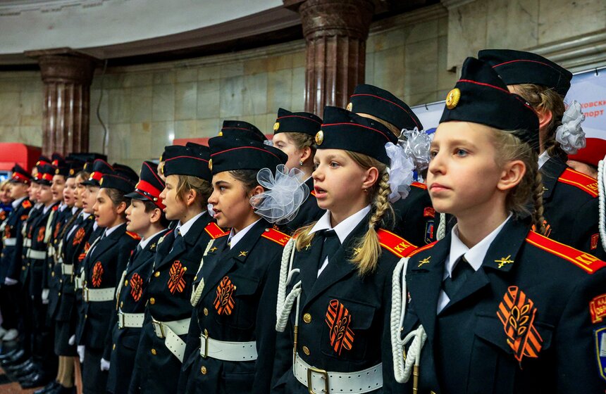 Акция "Синий платочек Победы" прошла в московском метро 19 фото