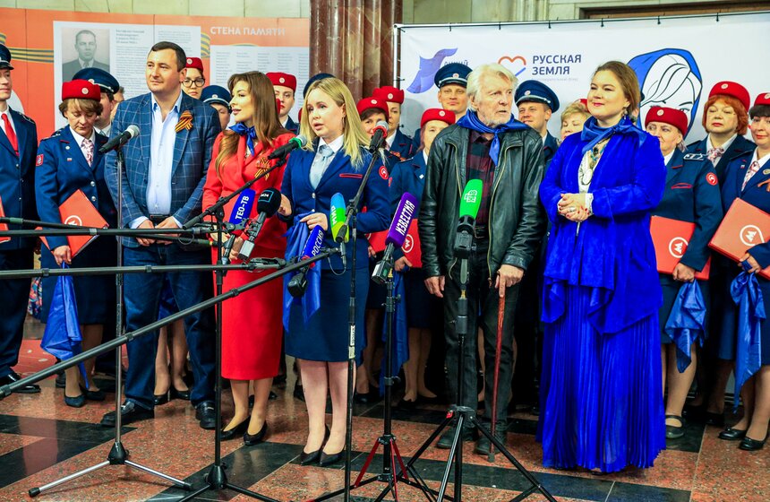 Акция "Синий платочек Победы" прошла в московском метро 10 фото