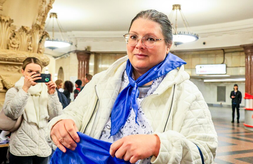 Акция "Синий платочек Победы" прошла в московском метро 6 фото