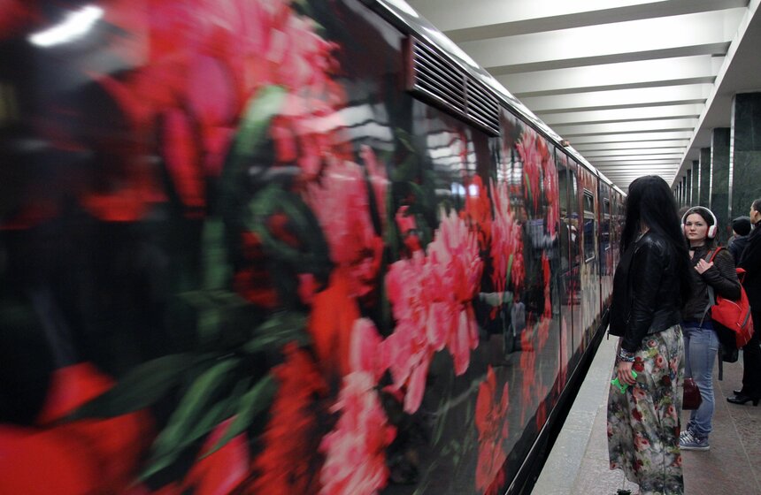 В столичном метро запустили обновленный поезд "Акварель" 19 фото