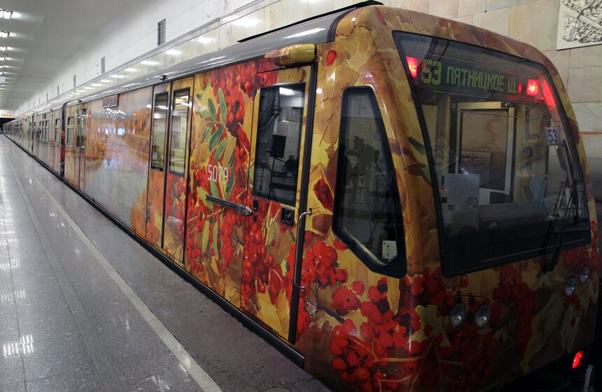 В столичном метро запустили обновленный поезд "Акварель" 1 фото