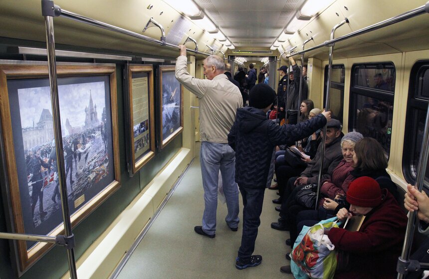 В столичном метро запустили обновленный поезд "Акварель" 10 фото