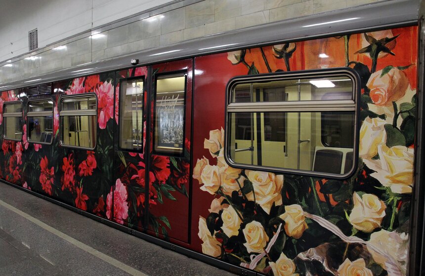 В столичном метро запустили обновленный поезд "Акварель" 8 фото