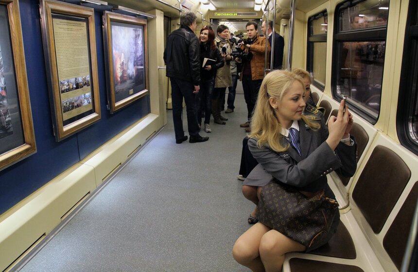 В столичном метро запустили обновленный поезд "Акварель" 7 фото