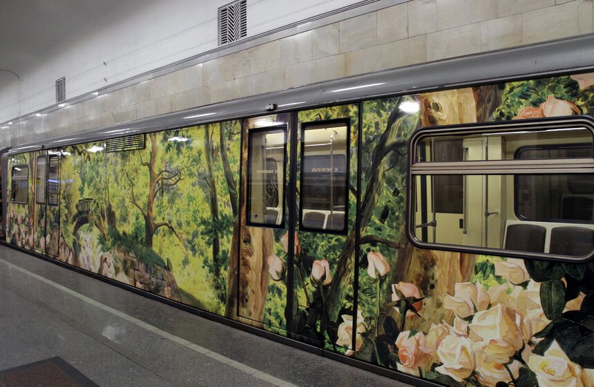 В столичном метро запустили обновленный поезд "Акварель" 9 фото