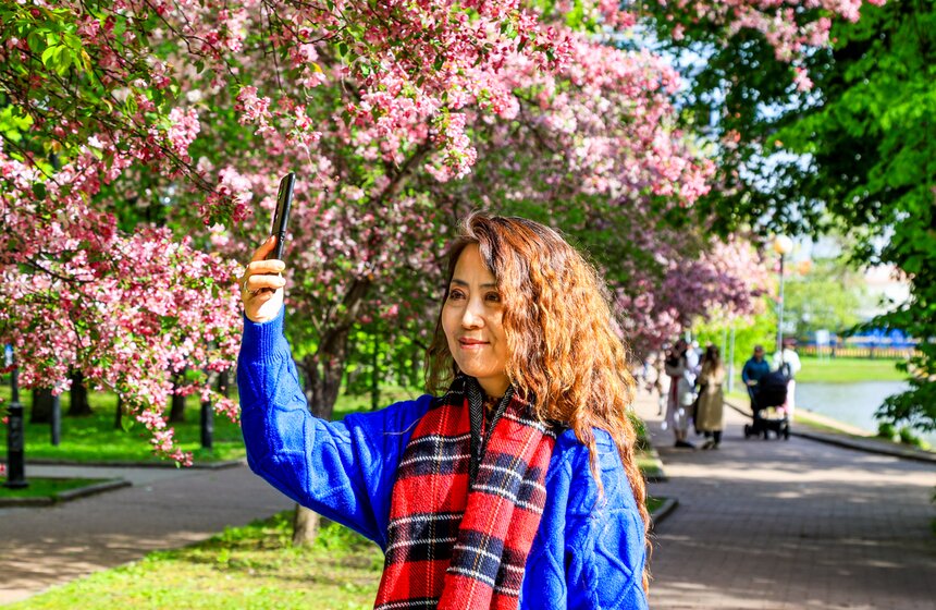 Яблони расцвели в Екатерининском парке 5 фото