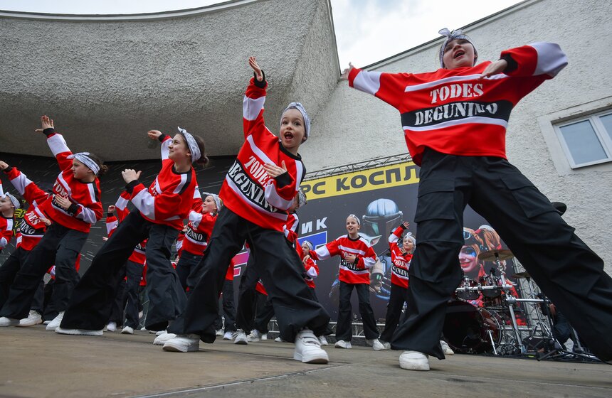 День "Звездных войн" отметили на ВДНХ в Москве 24 фото
