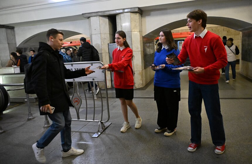 На станции метро "Охотный ряд" пассажирам вручили георгиевские ленточки 12 фото