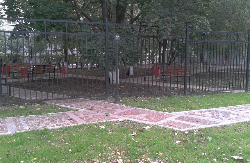 Сквер для прогулки больных на территории больницы №67. Карамышевская набережная, дом 44<br />Фото:Ирина