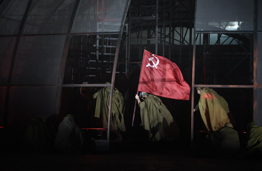 Премьера спектакля "Знамя Победы" состоялась в Театре Российской армии 24 фото