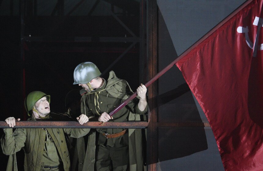 Премьера спектакля "Знамя Победы" состоялась в Театре Российской армии 23 фото