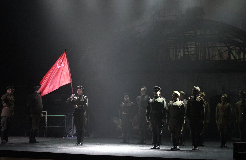 Премьера спектакля "Знамя Победы" состоялась в Театре Российской армии 19 фото