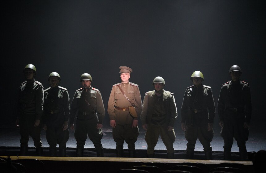 Премьера спектакля "Знамя Победы" состоялась в Театре Российской армии 4 фото