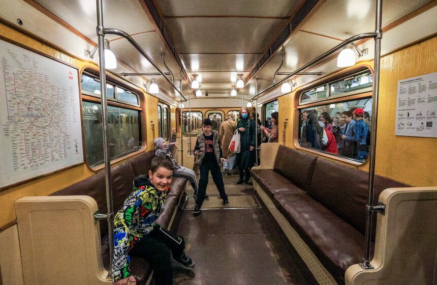 Парад поездов стартовал в московском метро в честь его 90-летия 6 фото