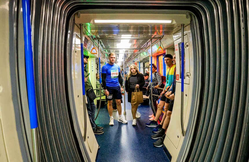 Парад поездов стартовал в московском метро в честь его 90-летия 22 фото