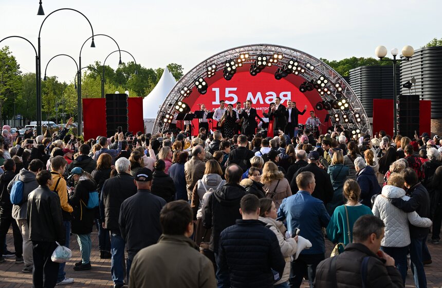 У станции "Сокольники" прошло шествие в честь 90-летия московского метро 24 фото