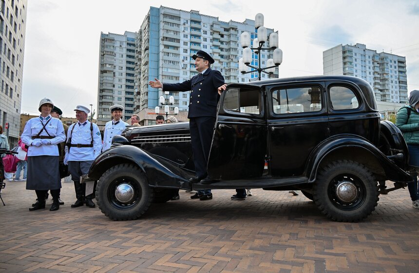 У станции "Сокольники" прошло шествие в честь 90-летия московского метро 12 фото
