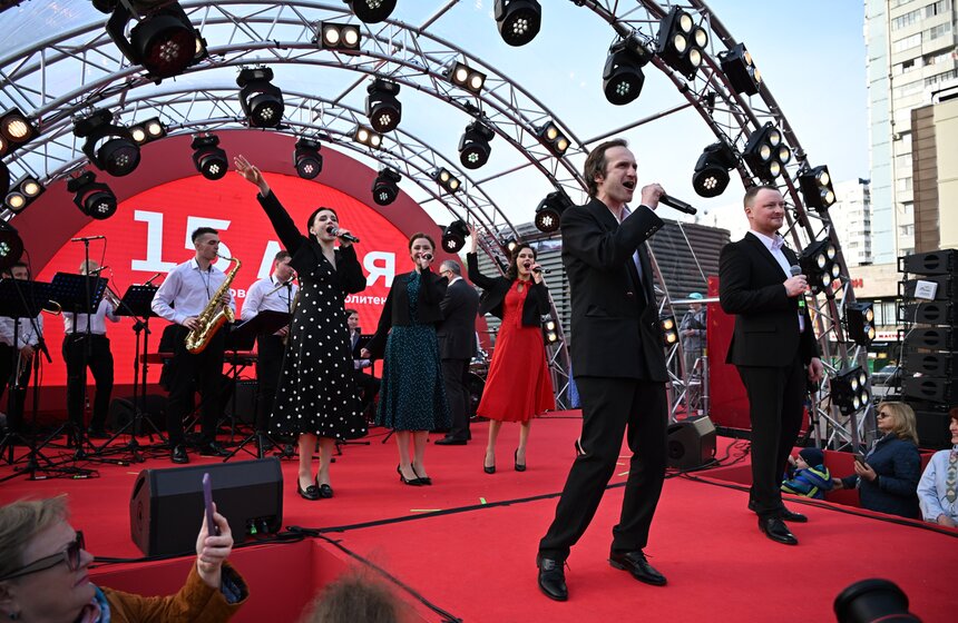 У станции "Сокольники" прошло шествие в честь 90-летия московского метро 22 фото