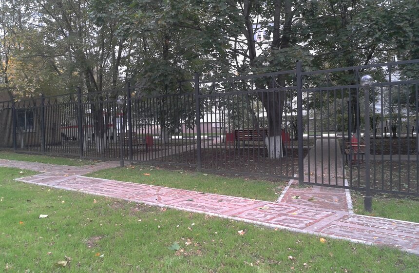 Сквер для прогулки больных на территории больницы №67. Карамышевская набережная, дом 44<br />Фото:Ирина