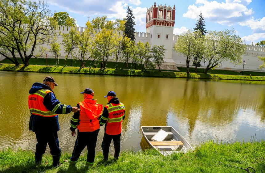 На водоемах Москвы установили плавучие домики для уток 3 фото