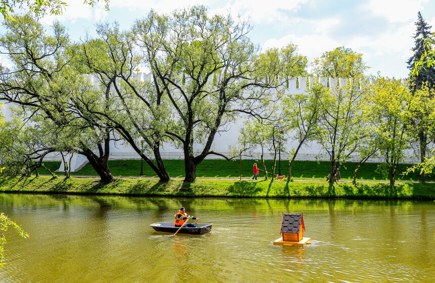 На водоемах Москвы установили плавучие домики для уток 14 фото