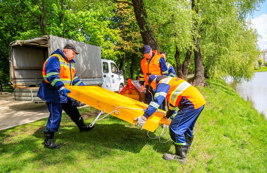На водоемах Москвы установили плавучие домики для уток 6 фото