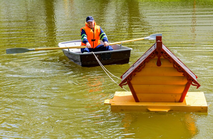 На водоемах Москвы установили плавучие домики для уток 13 фото