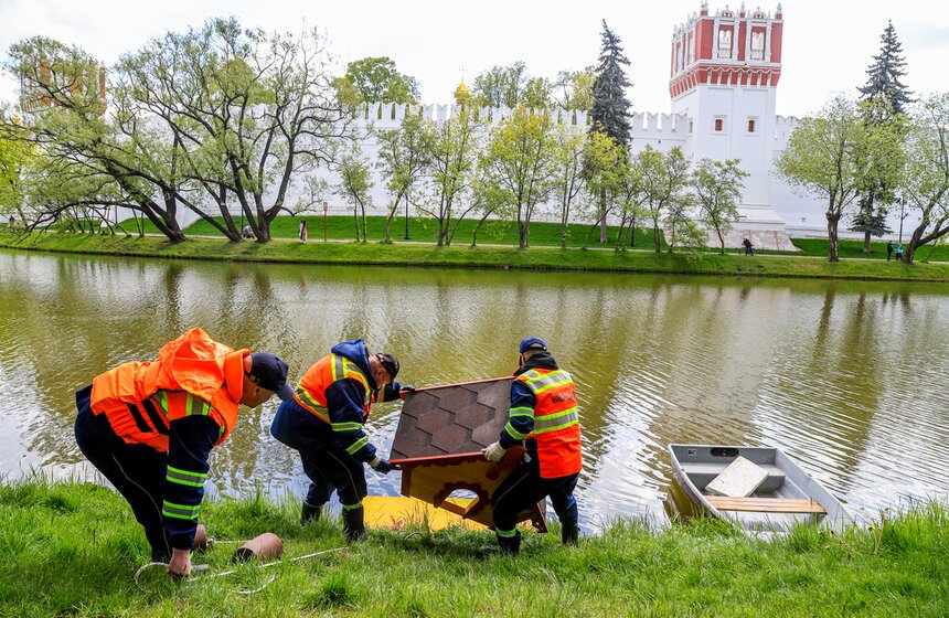 На водоемах Москвы установили плавучие домики для уток 9 фото