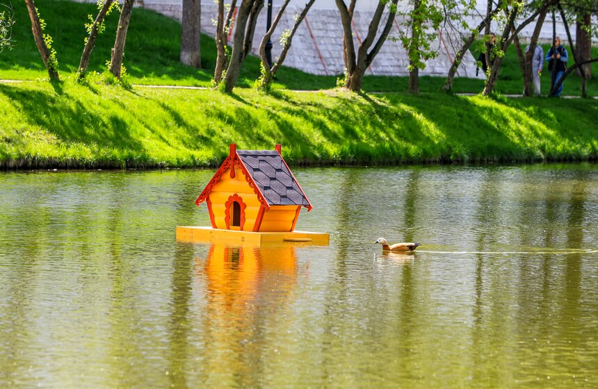 На водоемах Москвы установили плавучие домики для уток 17 фото