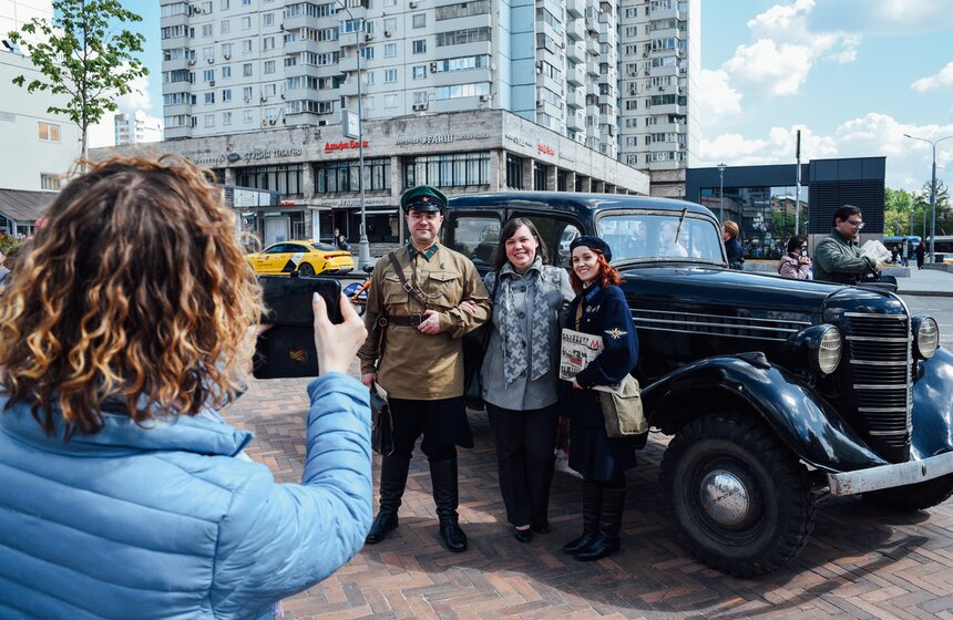 К 90-летию московского метро у станции "Сокольники" воссоздали атмосферу 30-х годов 8 фото