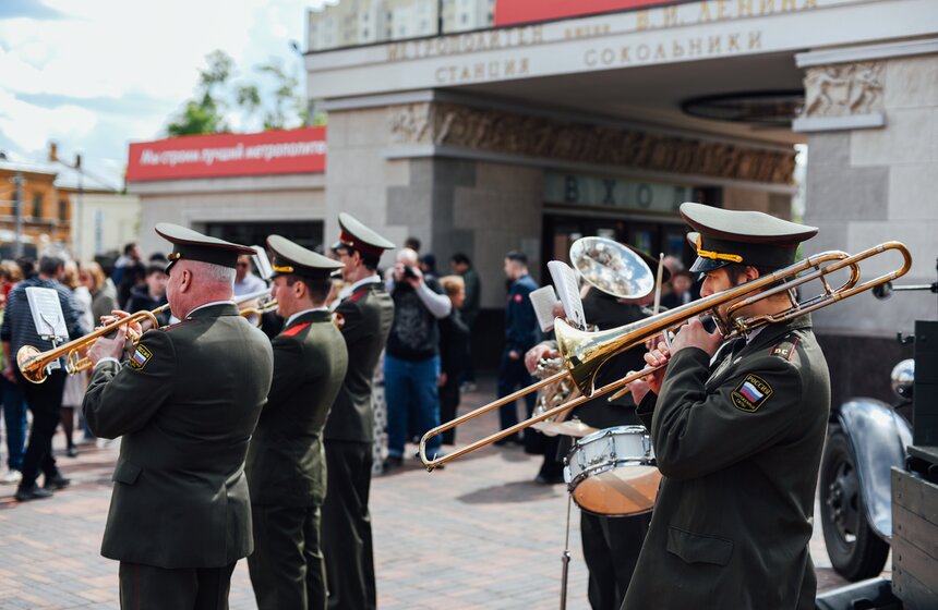 К 90-летию московского метро у станции "Сокольники" воссоздали атмосферу 30-х годов 21 фото