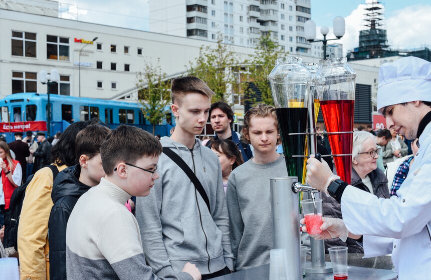 К 90-летию московского метро у станции "Сокольники" воссоздали атмосферу 30-х годов 10 фото