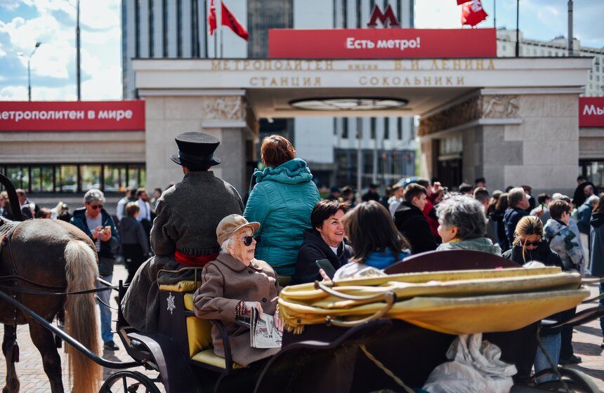 К 90-летию московского метро у станции "Сокольники" воссоздали атмосферу 30-х годов 14 фото