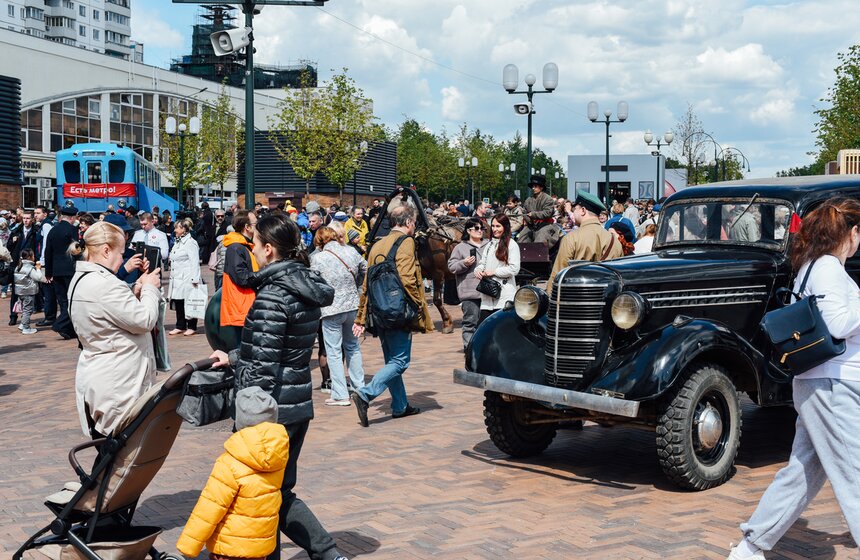 К 90-летию московского метро у станции "Сокольники" воссоздали атмосферу 30-х годов 20 фото