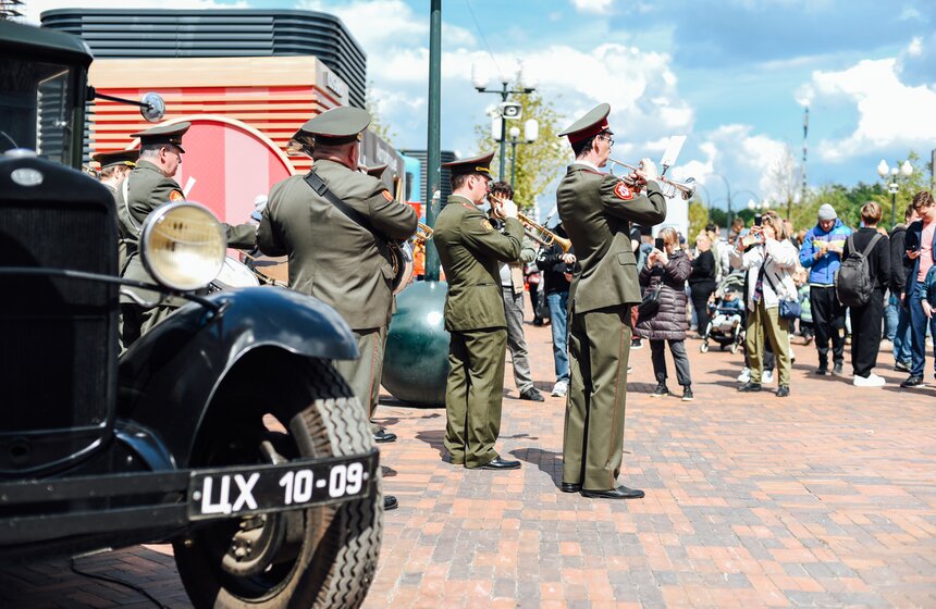 К 90-летию московского метро у станции "Сокольники" воссоздали атмосферу 30-х годов 2 фото