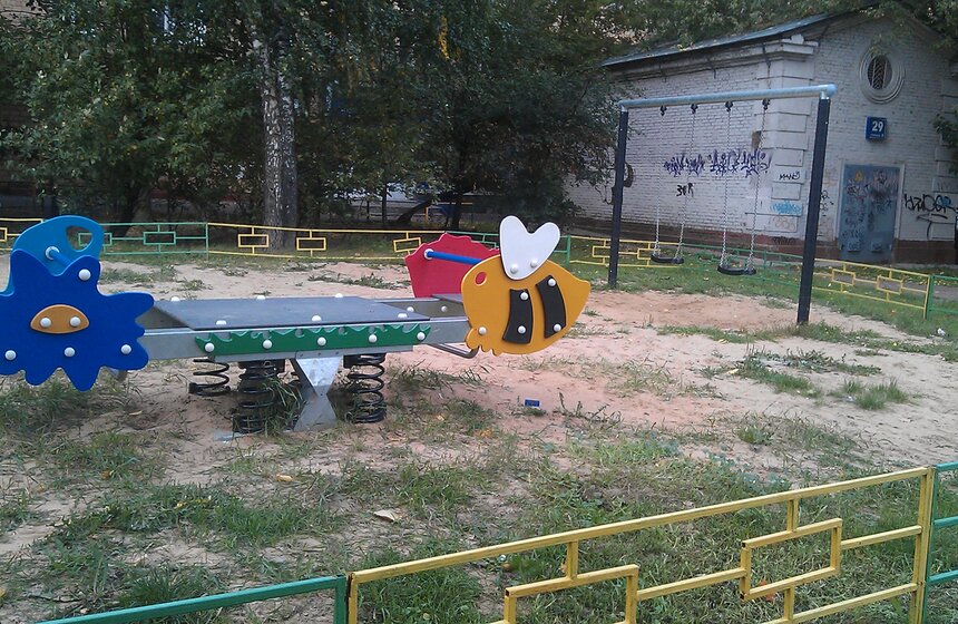 Детская площадка у дома 29 по улице Клары Цеткин <br />Фото: Юлия Бархатова