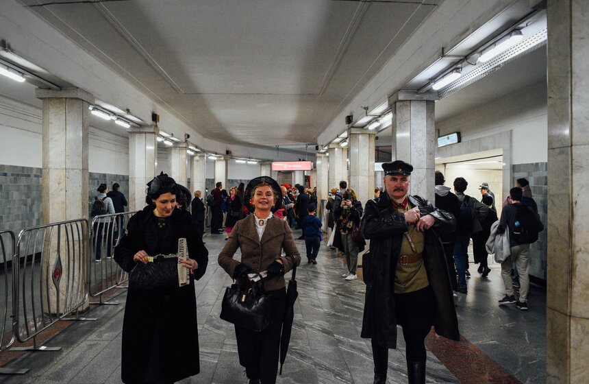 К 90-летию московского метро у станции "Сокольники" воссоздали атмосферу 30-х годов 23 фото