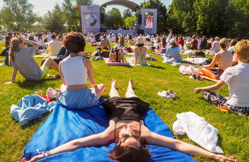 Второй международный день медитации прошел в Москве 14 фото