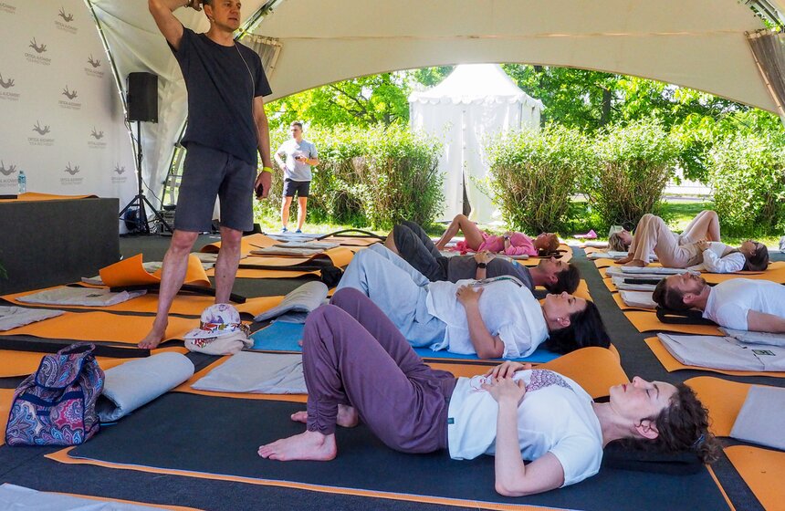 Второй международный день медитации прошел в Москве 21 фото