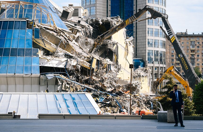 В Москве начался снос вестибюля моста "Багратион" 13 фото